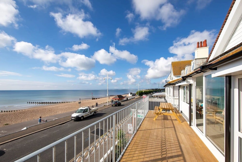 Stunning Beachfront Apt w Balcony & Sea Views — 4-Star Luxury Hotel in Bognor Regis, United Kingdom