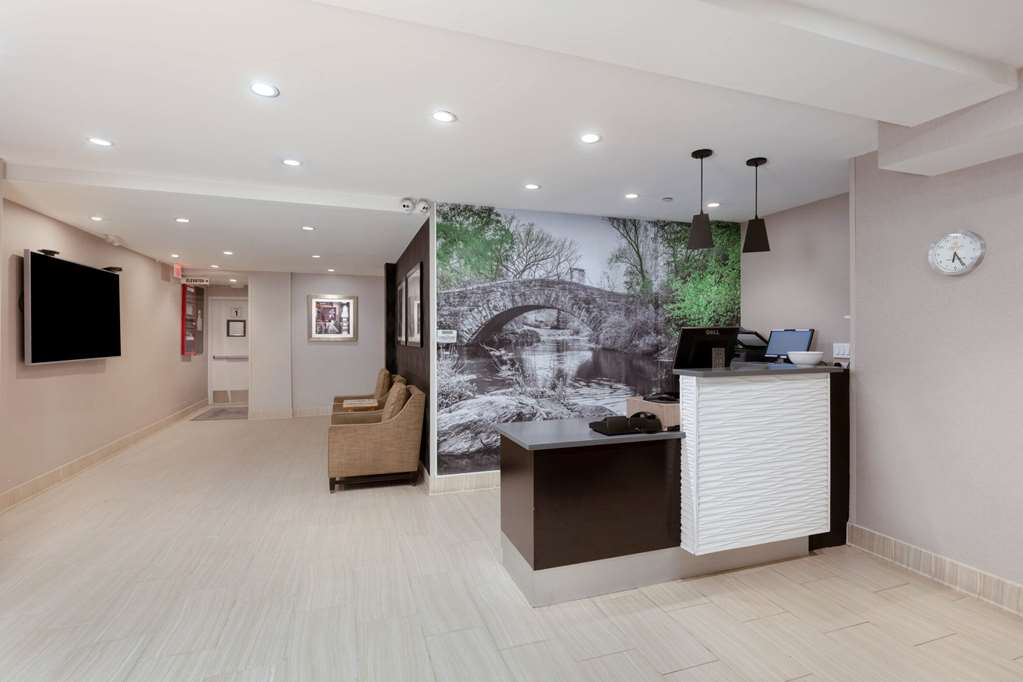 La Quinta Inn & Suites by Wyndham New York City Central Park - photo 5