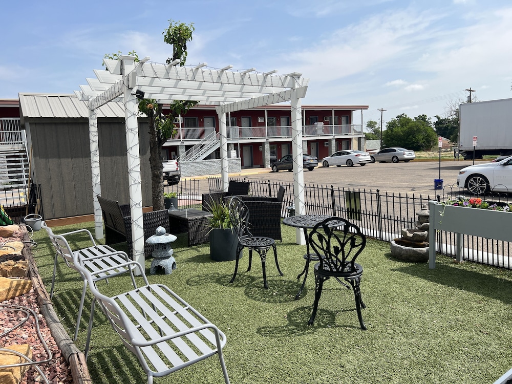 Midtown Inn & Suites - photo 54