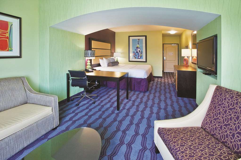 La Quinta Inn & Suites by Wyndham Hinesville Fort Stewart - photo 13
