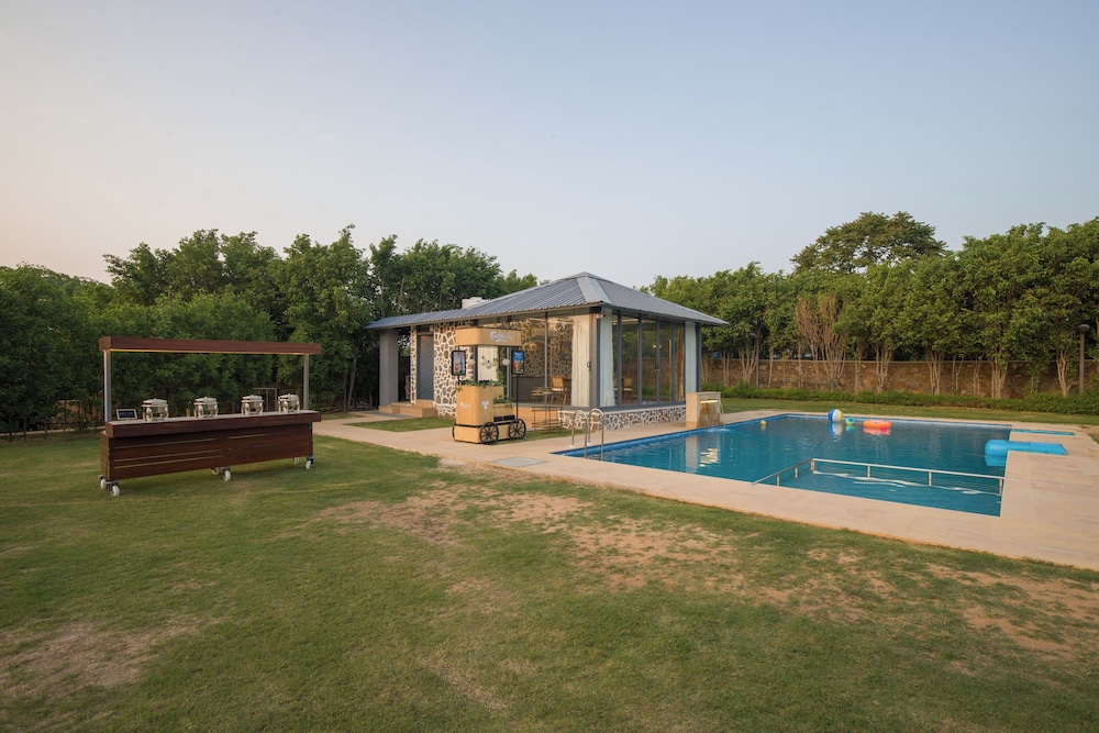 Elivaas 5 BHK with Pool Tents & Pond Kaimalgarh Farmstay — 5-Star Luxury Hotel in Sohna, India