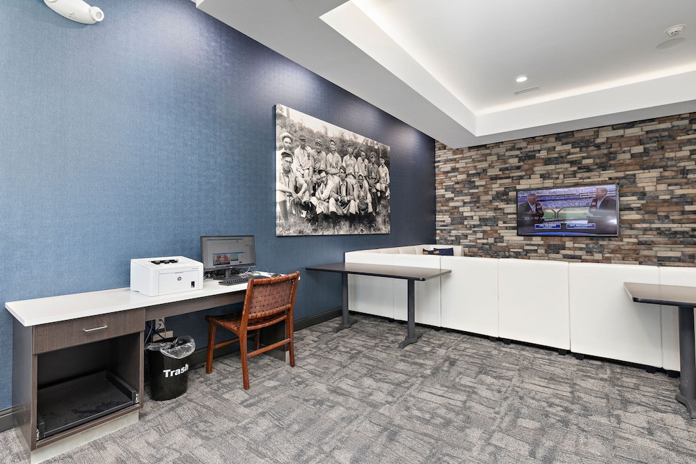 Holiday Inn Exp Parkville - photo 65
