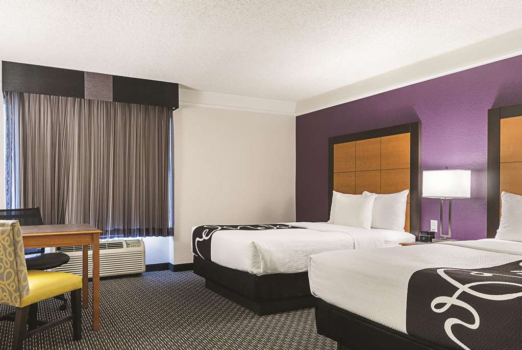 La Quinta Inn & Suites by Wyndham Ontario Airport - photo 41