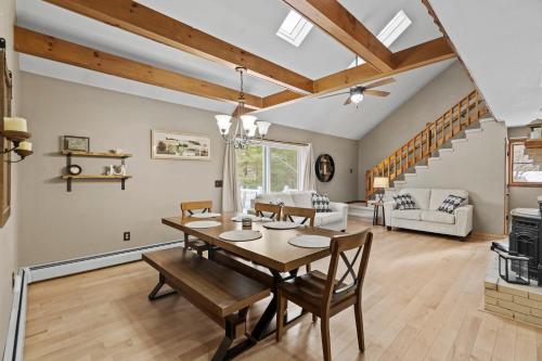 3BR Adirondack Retreat with Hot Tub Near Lake George — 4-Star Luxury Hotel in Lake Luzerne, United States