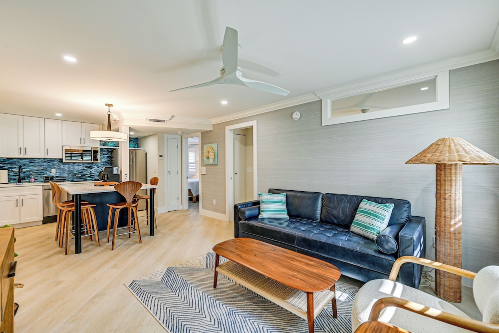 Upscale Naples Condo with Pool Access Walk to Pier — 4-Star Luxury Hotel in Naples, United States