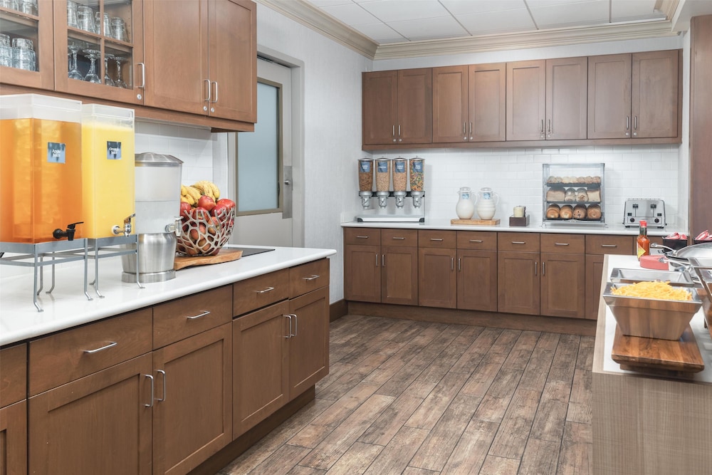 Homewood Suites by Hilton Wauwatosa Milwaukee - photo 36