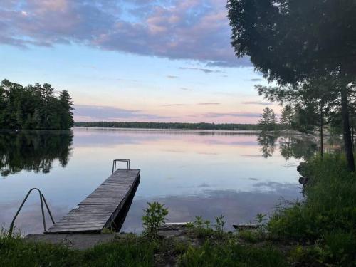 Gorgeous Muskokan Cottage on Six Mile Lake — 4-Star Luxury Hotel in Huntsville, Canada
