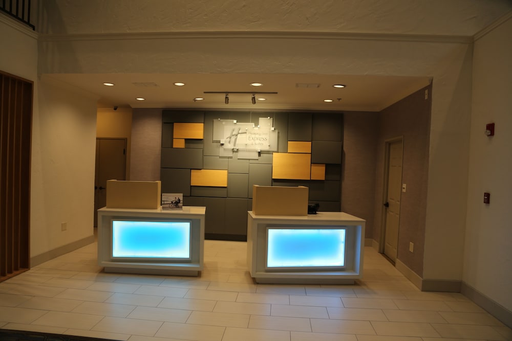 Holiday Inn Express Hotel & Suites Greenville an IHG Hotel - photo 2