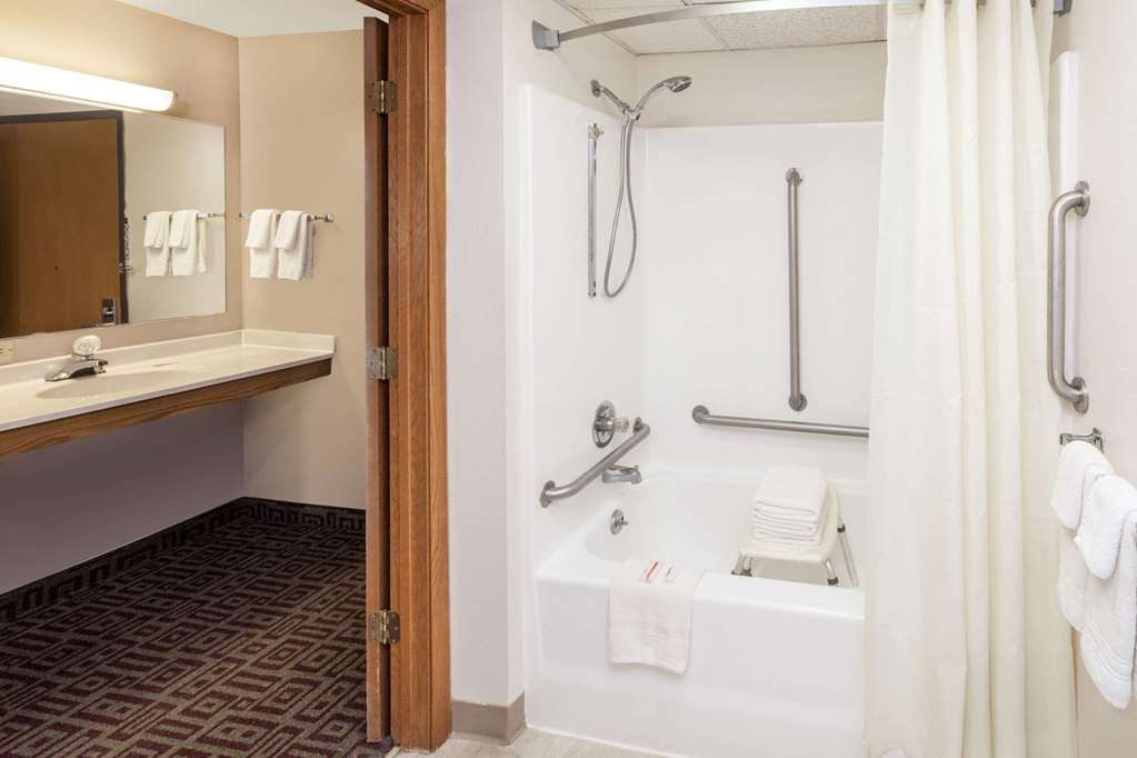 Super 8 by Wyndham Muscatine - photo 11