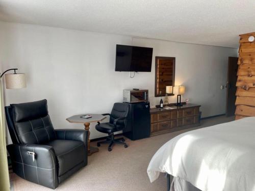 Bridge Inn Tomahawk 1st Floor 1 King Bed 1 Reclining Chair Walkout River View — Tomahawk