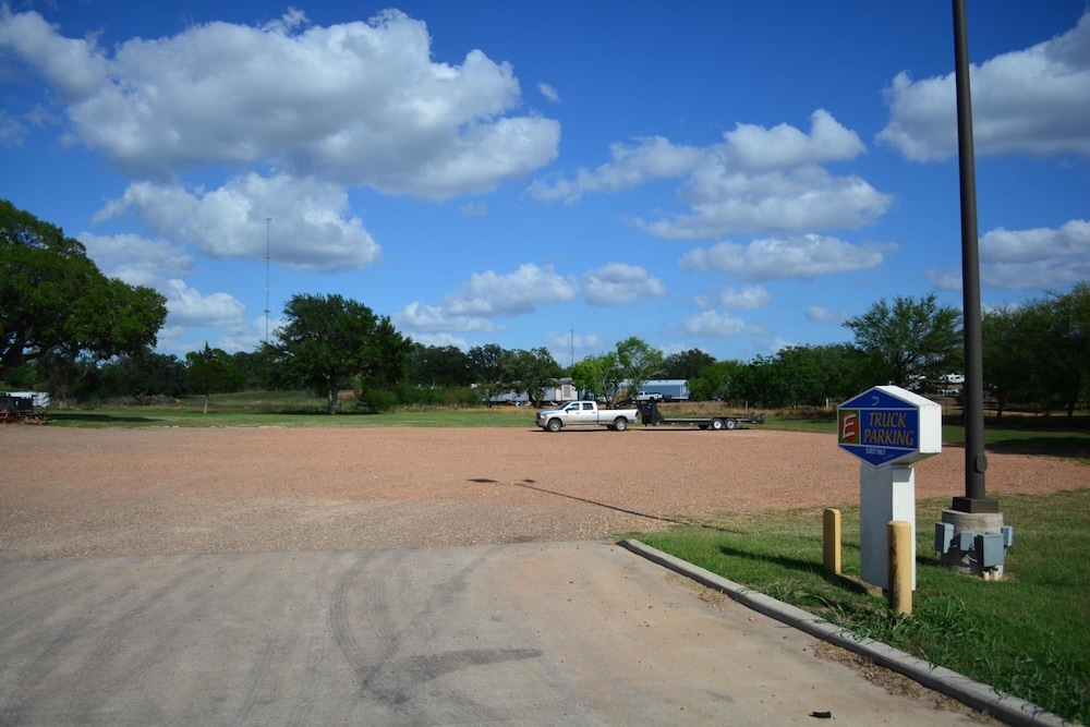 Hotel O Executive Inn & Suites Cuero Hwy 87 - photo 24