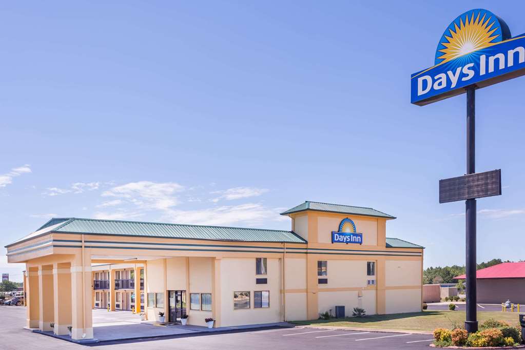 Days Inn by Wyndham Byron - featured photo