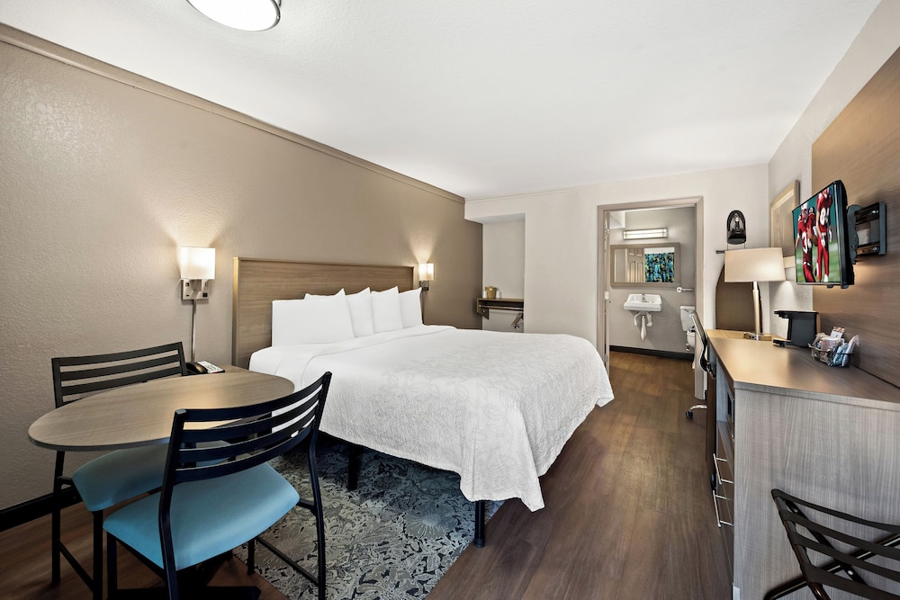 Red Roof Inn PLUS & Suites Naples Downtown 5th Ave S - photo 15