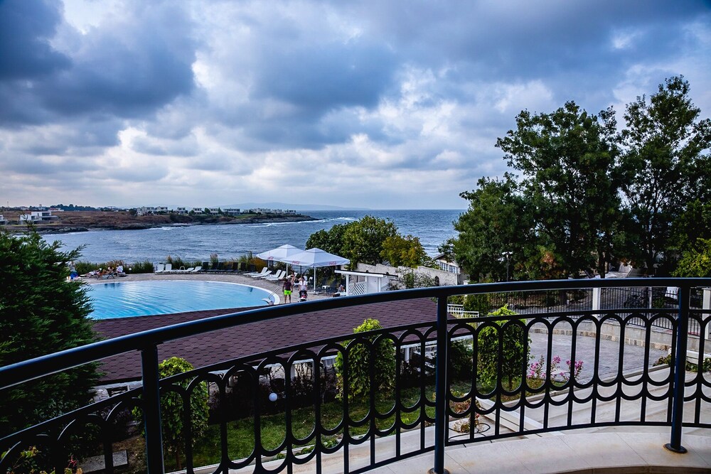 Sunset Vibes in Arapya Breathtaking Views and Pool by Flаt Manаger — 4-Star Luxury Hotel in Tsarevo, Bulgaria