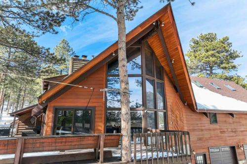 Moose Tracks Cabin Hot Tub BBQ Billiards Groups — 4-Star Luxury Hotel in Woodland Park, United States