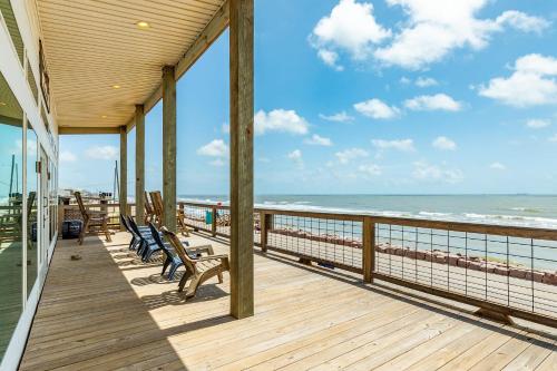 Vitamin Sea Chic Front Row Water View Home — 4-Star Luxury Hotel in Surfside Beach, United States