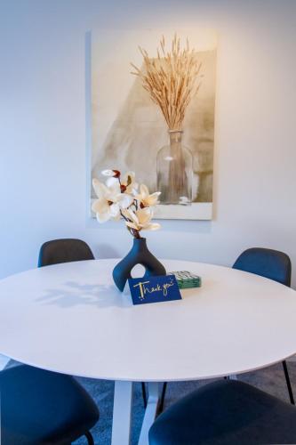 Stylish 2 Bedroom Haven Next to Hagley Park — 4-Star Luxury Hotel in Christchurch, New Zealand