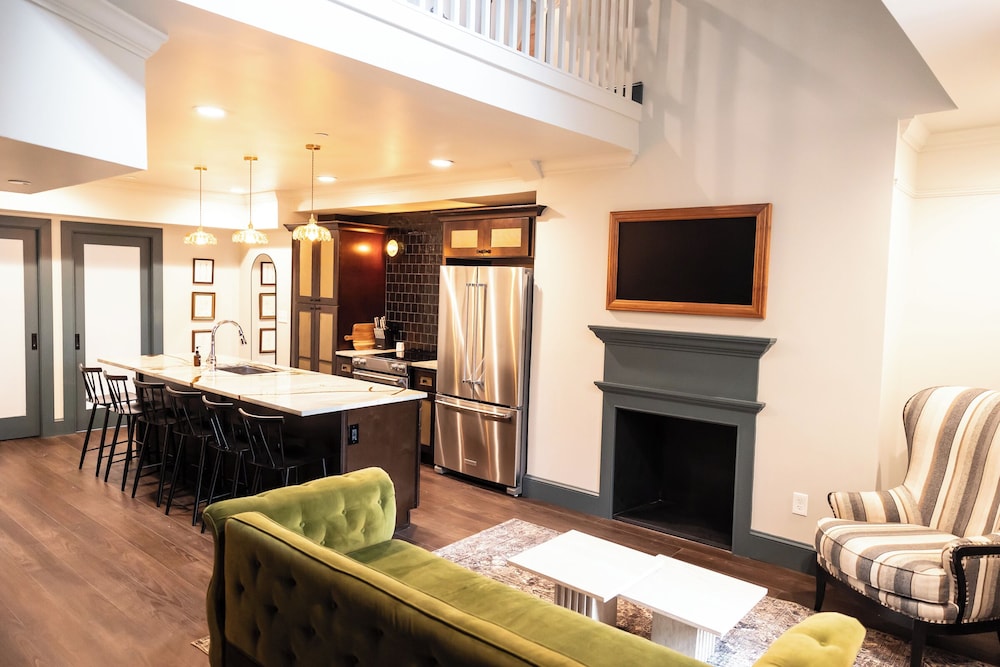 The Gas Lamp Hotel 3BR Suite Edison - photo 6