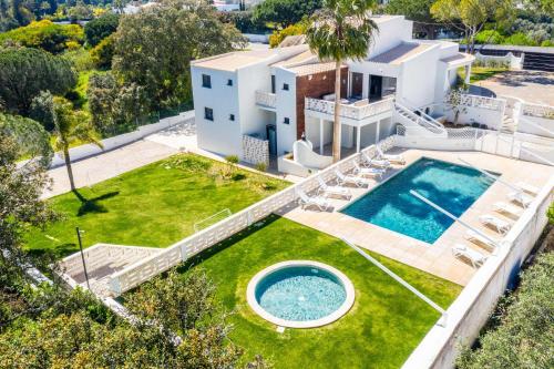 Villa Horizon Grande Stunning Luxury villa great location sleeps 16 — 4-Star Luxury Hotel in Porches, Portugal