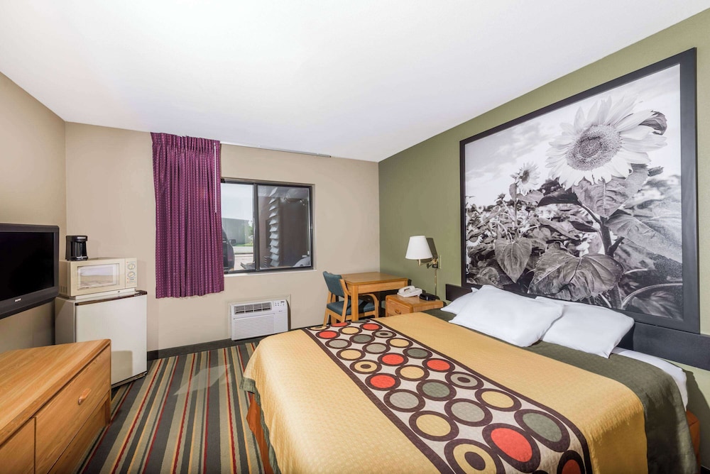 Super 8 by Wyndham Chanute - photo 7