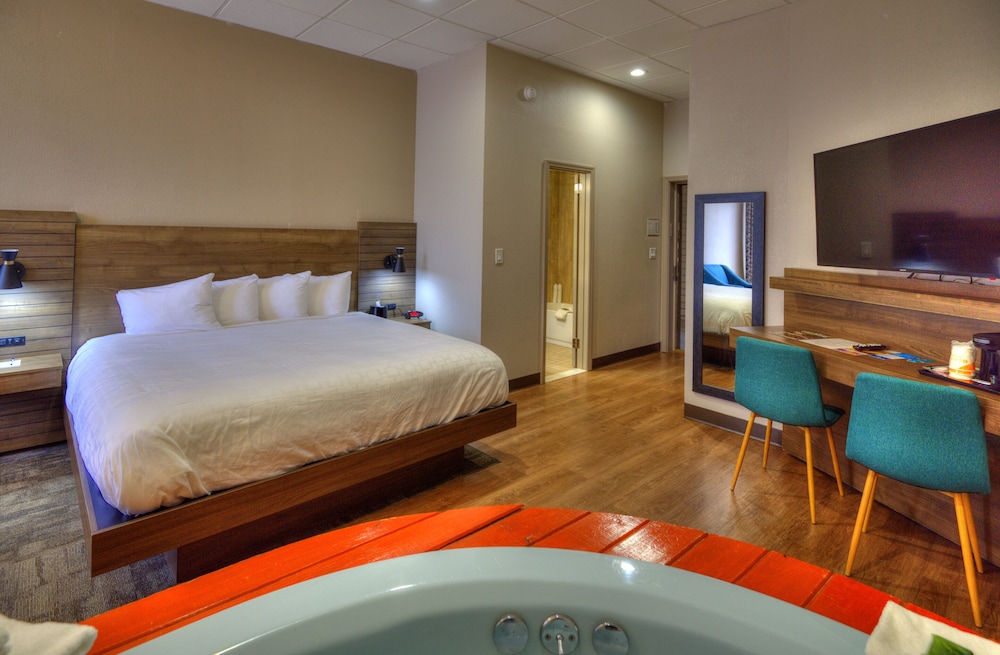 Clarion Pointe Downtown Gatlinburg - photo 14