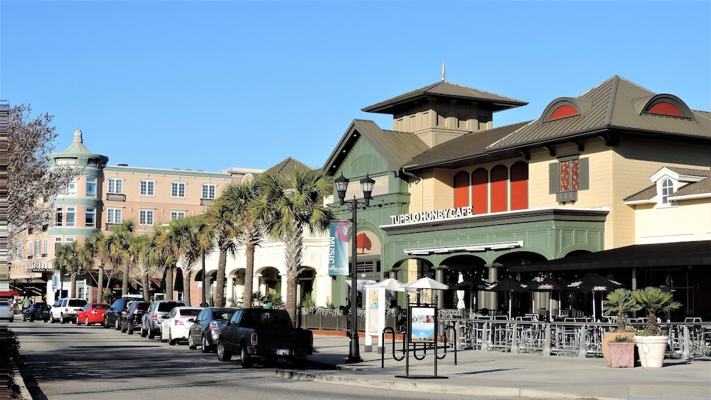 Boardwalk Resort by Hosteeva - photo 135