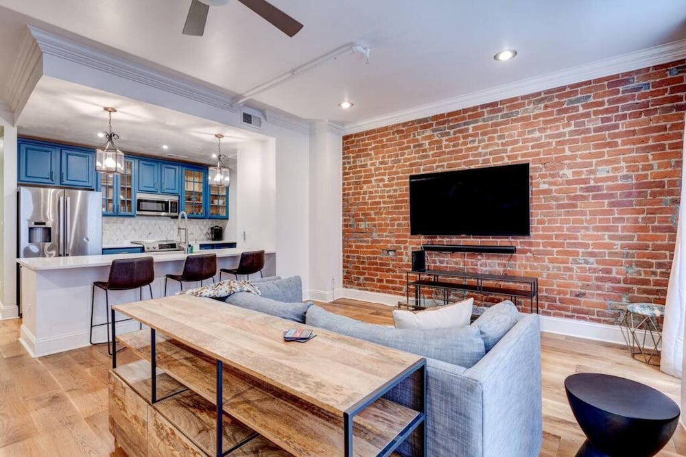 Chic 2BR Condo w Parking Near French Qtr — 4-Star Luxury Hotel in New Orleans, United States