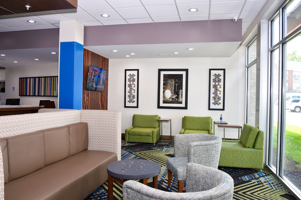 Holiday Inn Express & Suites Bensenville O'Hare by IHG - photo 3