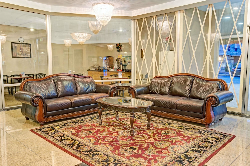 Howard Johnson by Wyndham Pikesville - photo 15