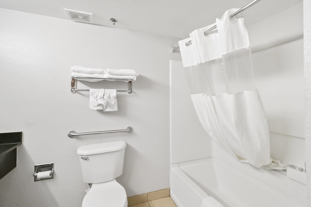 Red Roof Inn & Suites Fayetteville Fort Bragg - photo 23