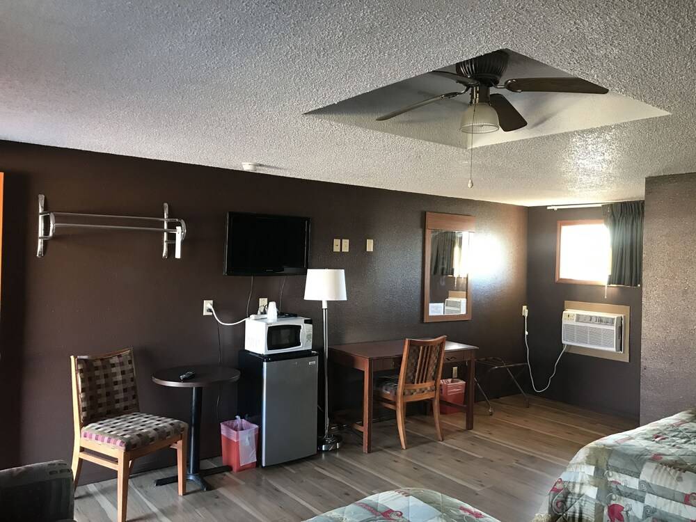C&H Motel El Dorado Springs - photo 10