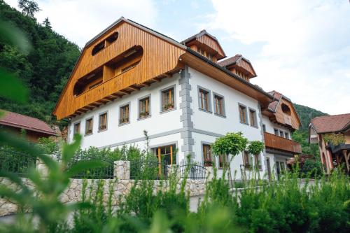 Menart Estate apartments — 4-Star Luxury Hotel in Cerklje Na Gorenjskem, Slovenia