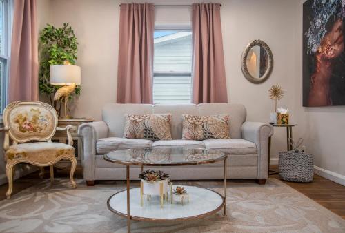 Sweet Rose Cottage A Romantic Getaway — 4-Star Luxury Hotel in Omaha, United States