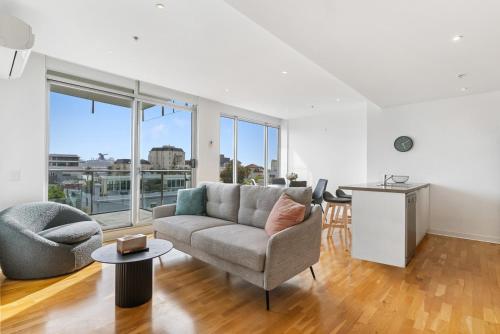 Port Melbourne and a glimpse of the sparkling bay sleeps 4 — 4-Star Luxury Hotel in Melbourne, Australia