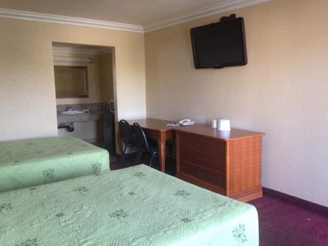 Econo Motor Inn - photo 14