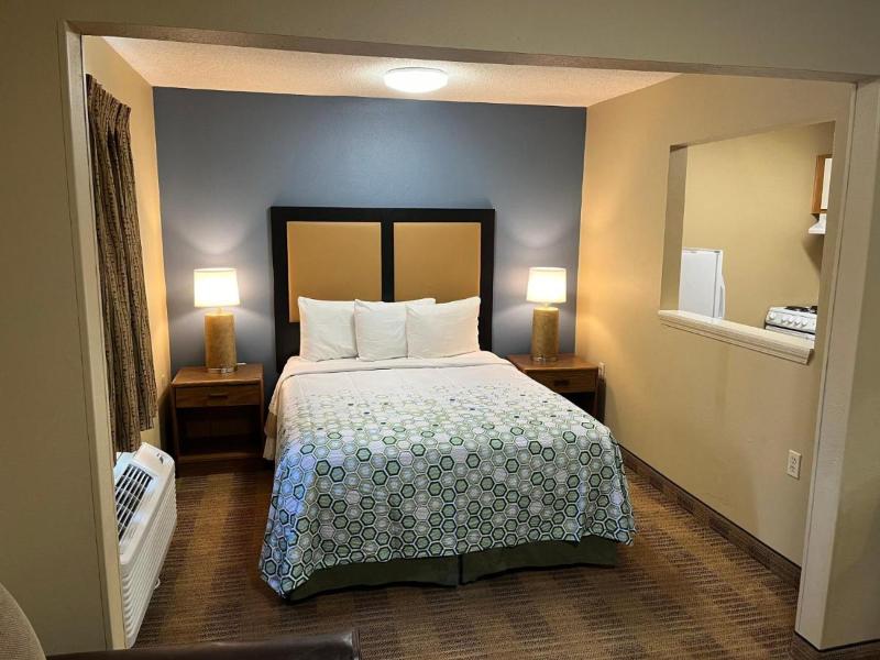 HomeTowne Studios & Suites by Red Roof Greensboro - photo 2