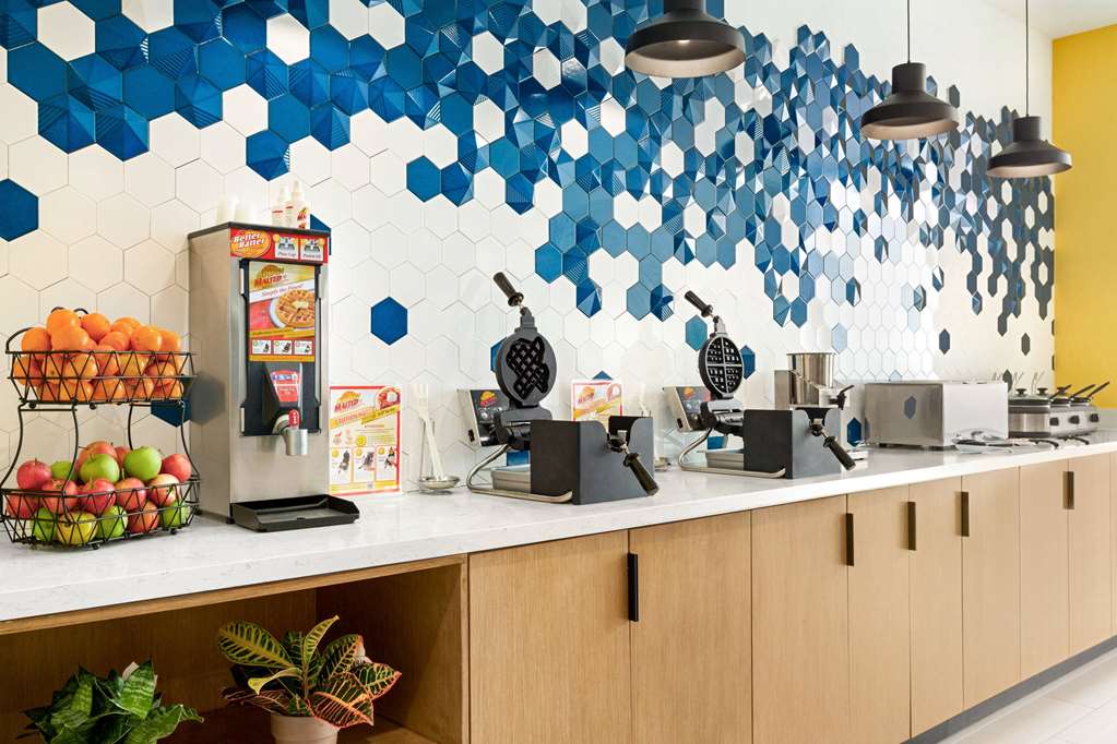 La Quinta Inn & Suites by Wyndham Richmond Sugarland - photo 35