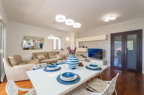 Seaview Apartment with Free Garage Parking 2 min to Beach Zaton near Dubrovnik