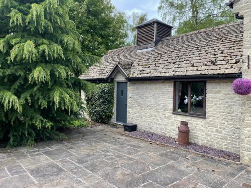 Nethercote Cottage Kingsize bed Seven Springs Cottages — 4-Star Luxury Hotel in Cheltenham, United Kingdom