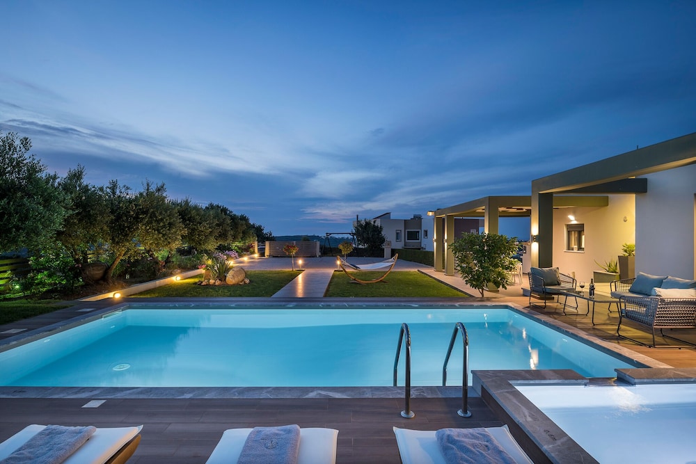 Mythic Olive villa Heated Pool Amazing view — 4-Star Luxury Hotel in Perivolia, Greece
