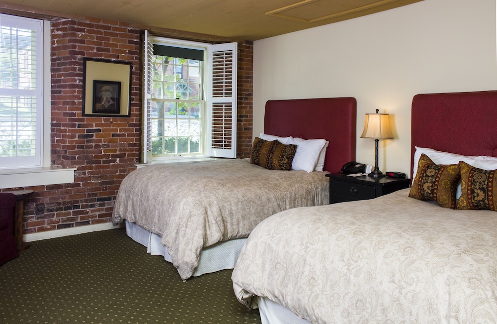 The Common Man Inn & Restaurant - photo 5