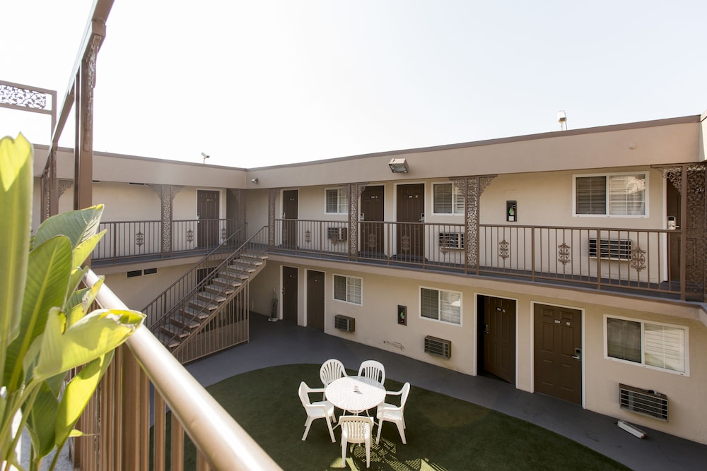 Beverly Inn - carbon neutral hotel in Los Angeles