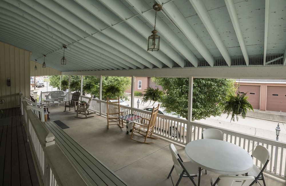 Sugarcreek Village Inn - photo 8