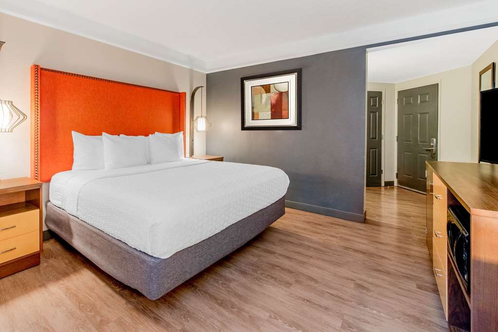 La Quinta Inn & Suites by Wyndham New Orleans Downtown - photo 36