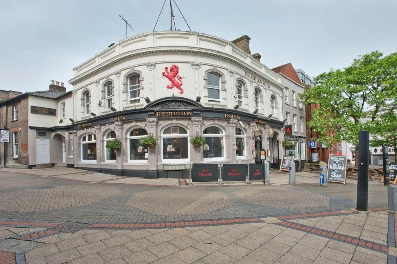 Oyo The Red Lion Hotel in Luton, United Kingdom