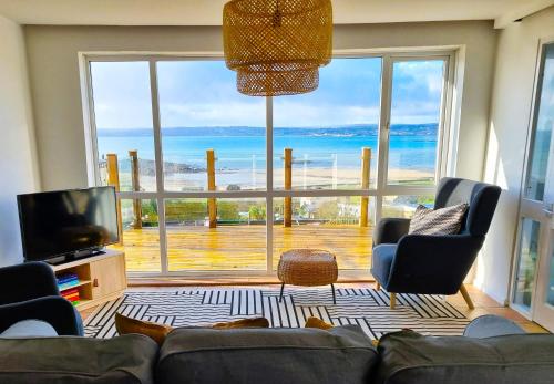 1Rosemount Marazion Iconic view of St Michaels Mt Sea Beach 2xParking Netflix Prime — 4-Star Luxury Hotel in Marazion, United Kingdom