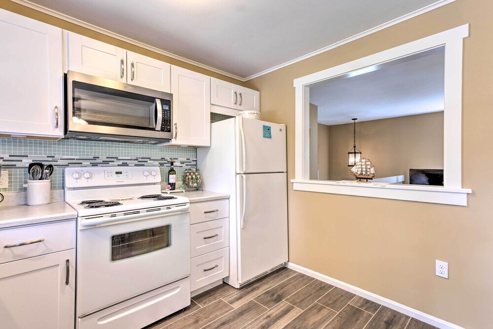 Bright Narragansett Beach Escape w Deck & Yard — hotel in Narragansett