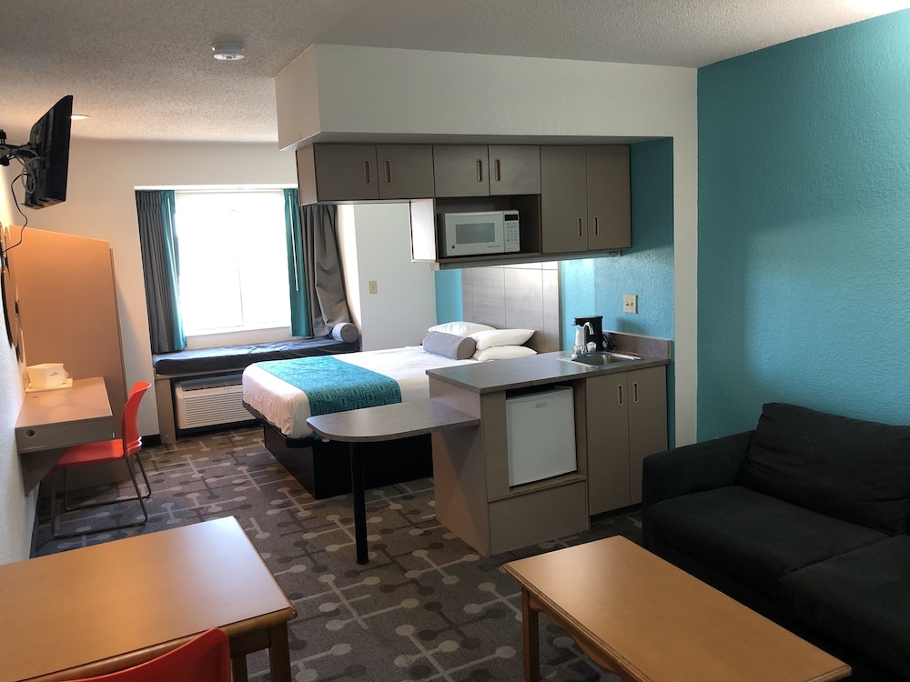 Red Lion Inn & Suites Elk Grove Village - photo 8