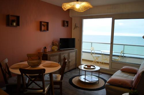 L’esperluette Magnifique Vue Mer Et Balcon in Courseulles-Sur-Mer, France