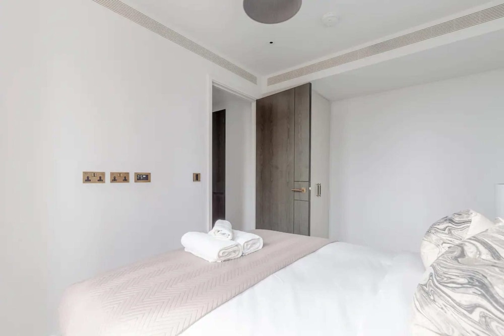 Luxurious 2 Bedroom Flat by the River Thames Vauxhall London — 4-Star Luxury Hotel in London, United Kingdom